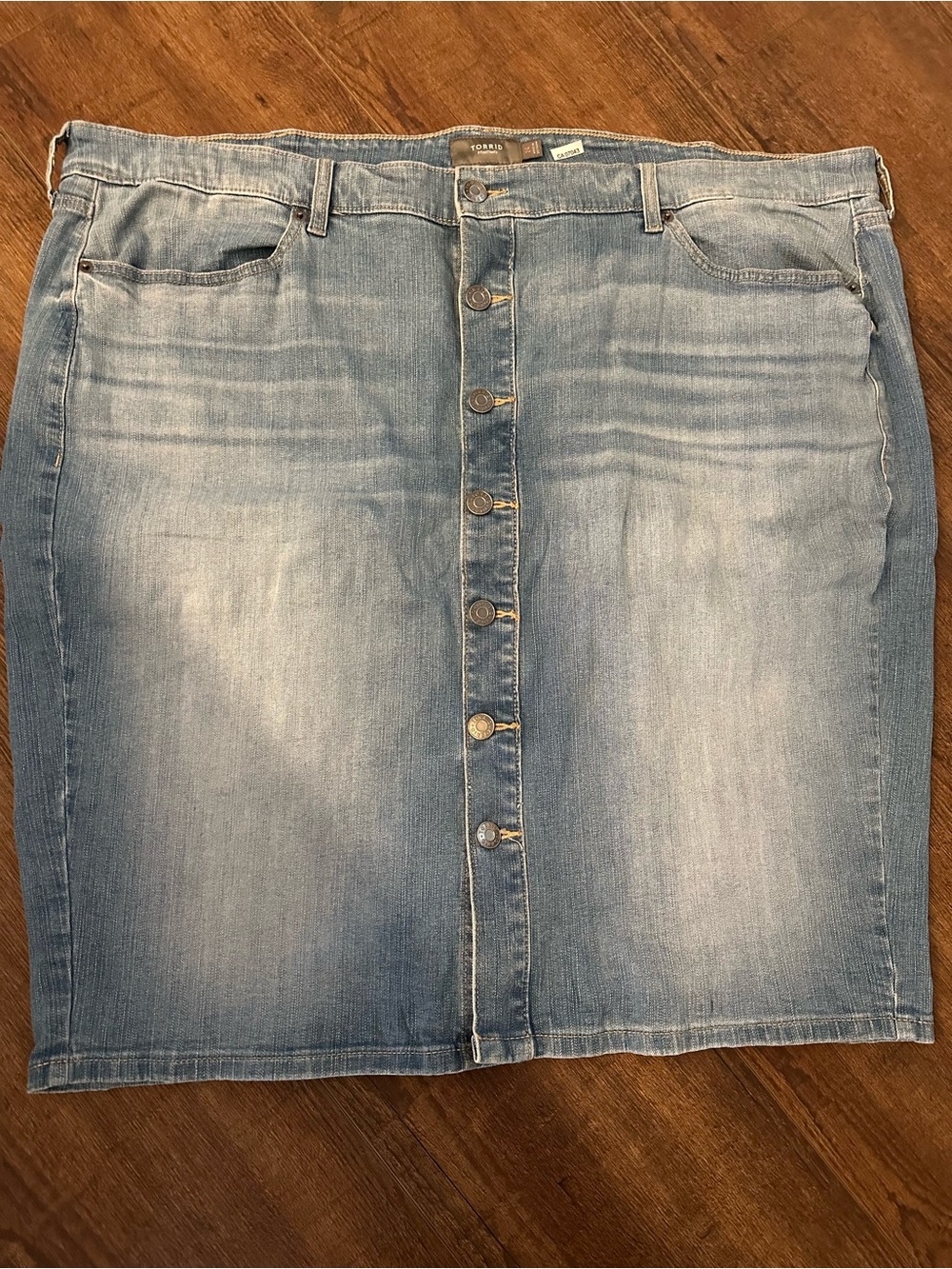Torrid!!    Button-Front Light Wash Denim Skirt